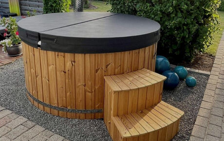 Gartenhaus in anthrazit mit Türen aus hellem Holz