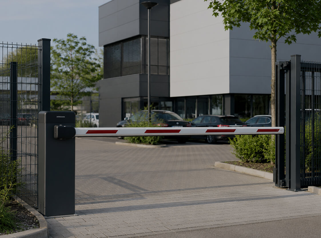 Silbernes Drehkreuz auf einem Firmengelände mit separatem Tor als Durchgang