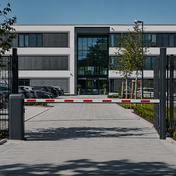 Silbernes Drehkreuz auf Firmengelände