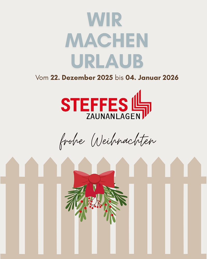 Verschneiter Zaun in Winterlandschaft